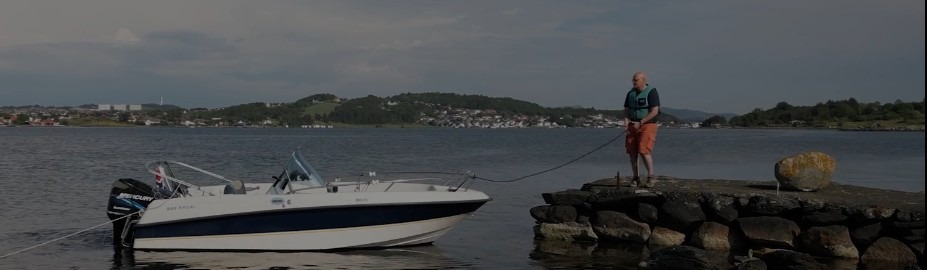 Mooreel Sea Bungee i bruk — føreren slipper båten ut fra land
