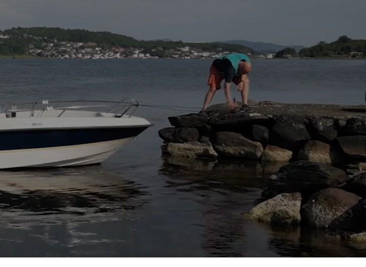 Båt som legger til ved berg med Mooreel i bruk